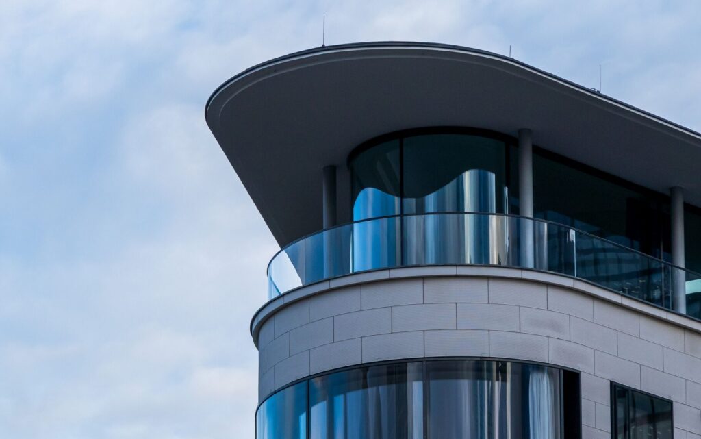 Curved Glass for Architecture: Façades, Roofs and Complex Geometries